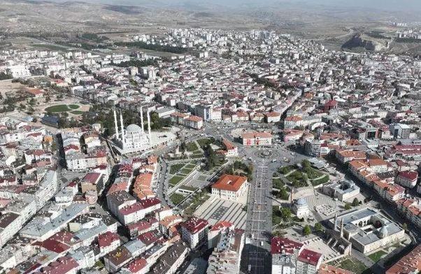 DO�U �LLER� DE L�STEDE    <br>Son 12 ayl�k s�re�te kiralar�n en �ok artt��� iller aras�nda Bing�l, Mu�, Mardin, I�d�r, Batman gibi do�u ve g�neydo�u illerinin de yer ald���n� g�r�l�yor. Ancak y�ksek art��lara ra�men s�z konusu illerde kira tutarlar�n�n, T�rkiye ortalamas�n�n alt�nda ve makul d�zeylerde kald��� g�r�l�yor.