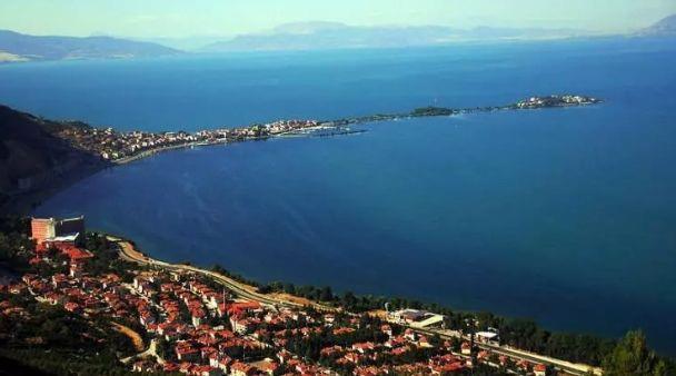 Sekt�r temsilcileri, bu illerde bo� konutlar i�in kiralar�n �nceki y�la g�re d���k kald���na dikkat �ekerek, fiyatlarda bu y�l bir d�zeltme ya�and���na dikkat �ekiyor.<br>  �STANBUL, ANK​ARA, MU�LA?    <br>Listede mega kent �stanbul?un yan� s�ra Ankara, Mu�la, Antalya gibi b�y�k�ehir belediyesi stat�s�ndeki �ehirler de yer al�yor. N�fusun b�y�k �o�unlu�unun ya�ad��� bu �ehirlerde ise kiralar�n, T�rkiye ortalamas�n�n �zerinde ger�ekle�me�i g�r�l�yor.