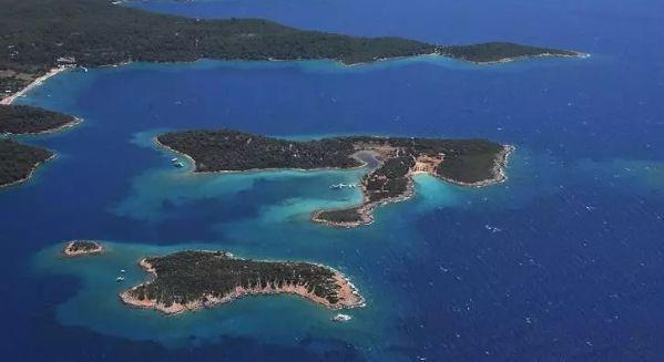 ORTA ANADOLU �LLER�  <br>  ?En y�ksek kira art��� ya�anan iller? listesinde Karaman, Aksaray, �orum, Sivas ve Afyonkarahisar gibi orta Anadolu illeri de bulunuyor. Sanayile�me ve n�fus y�n�nden daha zay�f olan bu illerdeki art�� da sekt�r temsilcileri taraf�ndan bir ?d�zeltme? olarak yorumlan�yor. Aksaray, %49,28?lik art��a ra�men ortalama 12 bin 323 TL ile en d���k kiralar�n g�zlemlendi�i iller aras�nda �ne ��k�yor.