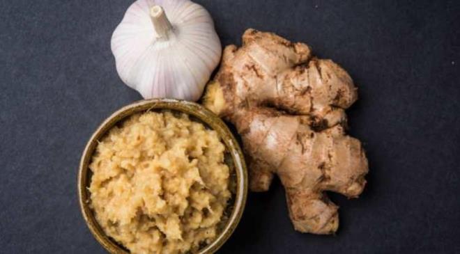 <p><span><strong>ZENCEF�L VE SARIMSAK �K�L�S�</strong></span></p>    <p><strong>Bir di�er �neri ise zencefil ve sar�msak ikilisinde sakl�. Smith, bu iki besinin bo�az ve solunum yollar�nda bulunan baz� resept�rleri uyard���n� s�yl�yor. B�ylece bu resept�rlerin uyar�lmas� zamanla duyarl�l��� azaltarak �ks�r�k refleksini bask�layabiliyor.</strong></p>