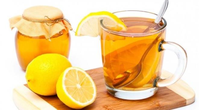 <strong>S�cak suya bal ve limon eklenmesi y�n�nde tavsiyelerde bulunan profes�r, �ok tatl� g�dalar�n dile temas etti�inde �ks�r�k refleksini bask�layabildi�ine dair bulgular oldu�unu belirtiyor. Smith, gece �ks�ren �ocuklarda bal�n �ks�r�k s�kl���n� azaltt���n� g�steren �al��malar bulundu�unu da s�zlerine ekliyor.</strong>