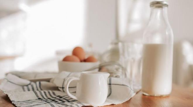 <p><span><strong>UZMAN �S�M S�T VE S�T �R�NLER�NDEN UZAK DURMAYI TAVS�YE ED�YOR</strong></span></p>    <p><strong>Bu �nerilerin d���nda �ks�r��� art�ran besinleri de s�ralayan Smith, baz� hastalar�n�n s�t ve s�t �r�nlerinin �ks�r��� art�rd���n� s�yledi�ini aktar�yor. Bu konuya dair net bir bilimsel kan�t olmad���n� s�ylemeyi ihmal etmeyen Smith, balgaml� �ks�r��� olan ki�ilerde bu i�eceklerin bo�az� kaplayan yap�s� nedeniyle rahats�zl�k hissini art�rabilece�ini belirtiyor.</strong></p>