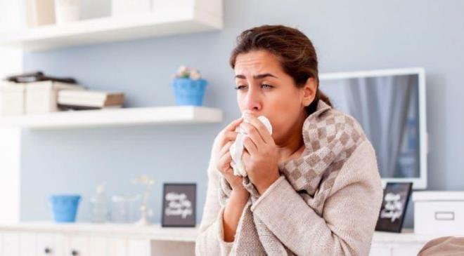 <strong>�zellikle sonbahar ve k�� aylar�nda art�� g�steren �ks�r��e kar�� bir�ok ki�i �uruplar ve ila�lara y�nelse de evde baz� y�ntemlerle bu s�reci hafif atlatmak m�mk�n.</strong>