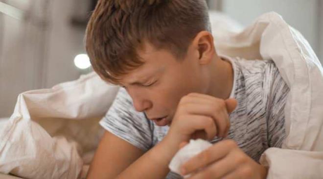 <strong>Ayn� zamanda bir �ks�r�k klini�i y�neten Smith, �ks�r���n temelde ikiye ayr�ld���na dikkat �ekti. "Biri kuru ve g�c�kl� �ks�r�k, di�eri ise genellikle balgamla seyreden g���s kaynakl� �ks�r�k" tan�mlamas�nda bulunan Smith, bu iki �ks�r�k tipinin �n�ne ge�mek i�in ila� kullanmak yerine basit y�ntemlerle hastal��� hafifletebildi�ini dile getirdi.</strong>