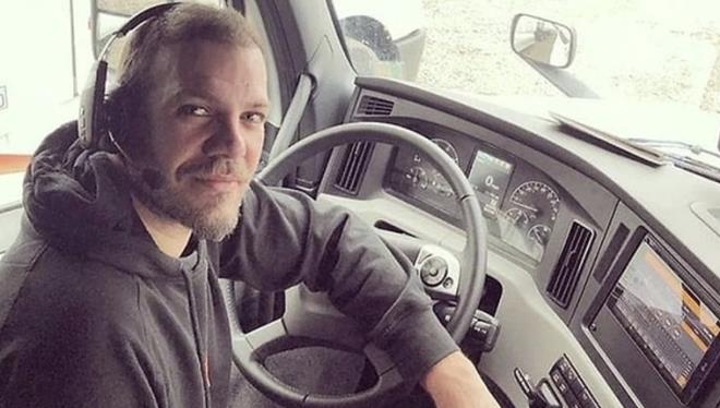 <em>"2028 AK Parti milletvekili aday� Kenan'� 1997'den beri tan�r�m. Han�m� Sinem de okul arkada��md�r. �stek Vakf�'ndan... Siz onu oyuncu olarak tan�rs�n�z ama harika bir akademik kariyeri olabilirdi. Siyaset i�in ge� bile kald�. �imdiden hay�rl� olsun."</em>