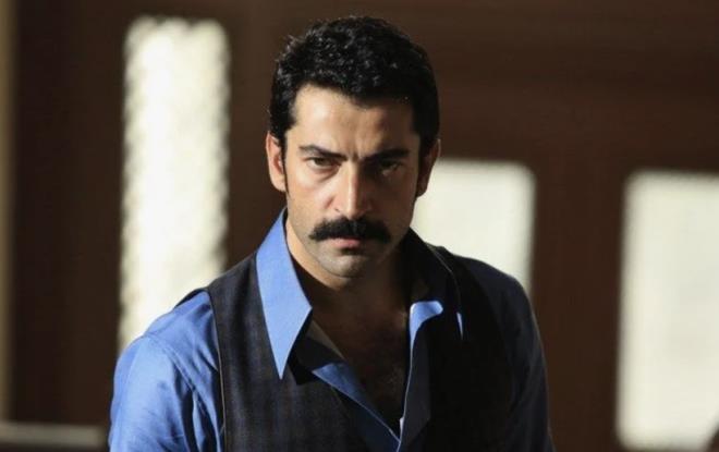 'Yaprak D�k�m�'n�n en sevilmeyen karakteri 'O�uz'a hayat veren ve o d�nem y�ld�z� parlayan Tolga Karel, daha sonra oyunculu�u b�rak�p T�rkiye'yi terk etmi�ti.