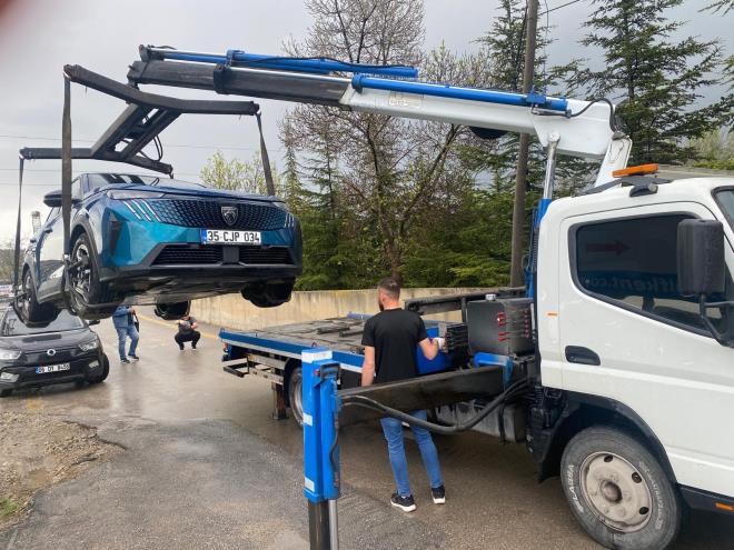 <p class="my-2 [&amp;+p]:mt-4 [&amp;_strong:has(+br)]:inline-block [&amp;_strong:has(+br)]:pb-2"><strong>Y�ld�r�m Trafoya D��t�, Ara� Bir Anda Kilitlendi</strong></p>  <p class="my-2 [&amp;+p]:mt-4 [&amp;_strong:has(+br)]:inline-block [&amp;_strong:has(+br)]:pb-2">Yo�un sa�anak alt�nda ilerleyen Ersel �engel ve Dr. H�seyin Akdemir'in i�inde bulundu�u 2024 model elektrikli otomobil, Ankara giri�inde yol kenar�ndaki trafoya y�ld�r�m d��mesiyle sars�ld�. Arac�n lastiklerinin patlad���n� d���nen �engel, otomobili g�venli bir noktaya �ekti. Ancak ara� k�sa s�re i�inde kendini tamamen kilitledi ve bir daha �al��mad�. �engel, ya�ad��� �okun ard�ndan yol yard�m� �a��rarak arac� servise g�t�rd�.</p>