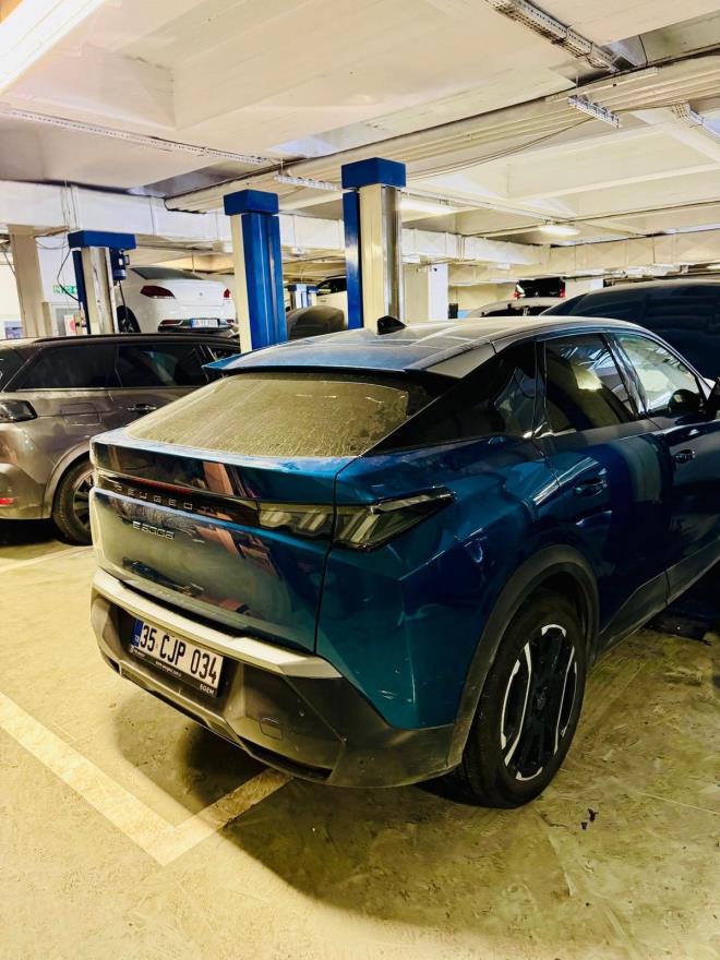 <p class="my-2 [&amp;+p]:mt-4 [&amp;_strong:has(+br)]:inline-block [&amp;_strong:has(+br)]:pb-2"><strong>Servis Ar�zay� ��zemedi, Masraf Ara� Fiyat�na Yakla�t�</strong></p>  <p class="my-2 [&amp;+p]:mt-4 [&amp;_strong:has(+br)]:inline-block [&amp;_strong:has(+br)]:pb-2">Yetkili serviste ya�anan ikinci �ok, �engel'in bekledi�inden b�y�kt�. �ddiaya g�re, servis �al��anlar� ar�zay� tespit edemedi ve yurt d���ndan istenecek par�alar�n bedelinin kullan�c� taraf�ndan �denmesini talep etti. Par�a fiyatlar�n�n arac�n de�eriyle yar��t���n� belirten �engel, buna ra�men "tamir garantisi verilemeyece�i" yan�t�n� ald�. �engel, �retici firman�n sorumluluklar�n� yerine getirmedi�ini �ne s�rerek avukat� arac�l���yla hukuki s�reci ba�latt�.</p>