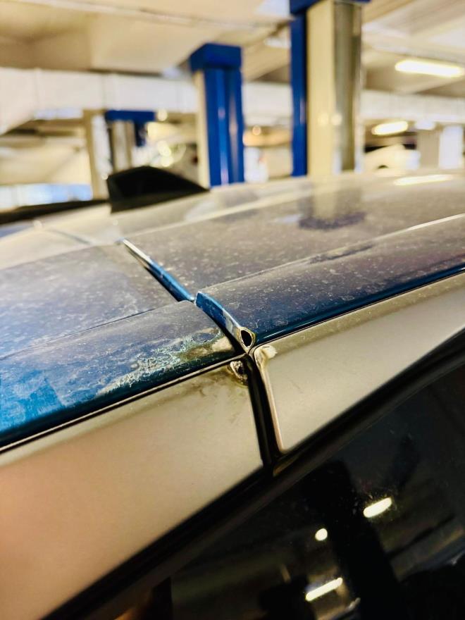 <p class="my-2 [&amp;+p]:mt-4 [&amp;_strong:has(+br)]:inline-block [&amp;_strong:has(+br)]:pb-2"><strong>"�lece�iz Sand�k" - Bilim �nsanlar�ndan �nceleme �a�r�s�</strong></p>  <p class="my-2 [&amp;+p]:mt-4 [&amp;_strong:has(+br)]:inline-block [&amp;_strong:has(+br)]:pb-2">Olay an�nda arac� kullanan Dr. H�seyin Akdemir, y�ld�r�m�n trafodan s��rayarak arac�n �evresinde d�nd���n� ve "�l�me ramak kald���n�" anlatt�. Arac� durdurduktan sonra bagaj k�sm�nda yan�k izleri g�rd�klerini belirtti. Akdemir, "�yi ki hemen inmemi�iz, aksi takdirde elektrik ak�m� bizi �ld�rebilirdi" dedi. Olay�n ard�ndan ara� serviste ar�zas� tespit edilemeden beklerken, Akdemir arac�n �retici firma taraf�ndan e�itim ve m�hendislik ama�l� incelenmesi gerekti�ini vurgulad�.</p>  <hr class="bg-subtle h-px border-0" node="[object Object]">