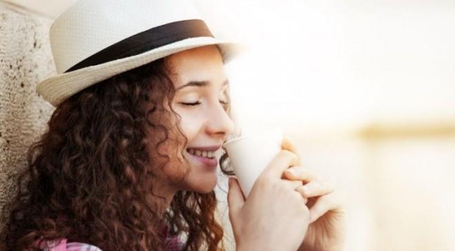 <strong>Kafeinin sadece deri kanseri de�il, karaci�er, rahim, a��z ve yutak kanseri gibi di�er kanser t�rlerine kar�� da koruyucu etkiler g�sterdi�ini s�yleyen Dr. Kawasumi, kahve t�ketimini art�rmadan �nce mutlaka bir doktora dan���lmas� gerekti�ini belirtti.</strong>