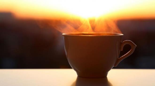 <p><span><strong>"KAFE�N DO�RU ZAMANDA KORUYUCU TEDB�R"</strong></span></p>    <p><strong>"Kahve i�mek sadece keyif de�il; do�ru zamanda i�ildi�inde bir koruyucu tedbir." diyen uzman isim, "Koruyucu etkisi �zellikle g�ne� ���nlar�yla ortaya ��kan kahveyi sahilde t�ketmek �ok faydal�. G�ne� alt�nda i�ilen kahve, v�cudu kansere kar�� koruyabiliyor. Hayvan deneylerinde her bir fincan kahvenin, deri kanseri riskini %5 azaltt���n� tespit ettik" �eklinde �arp�c� bilgiler payla�t�.</strong></p>