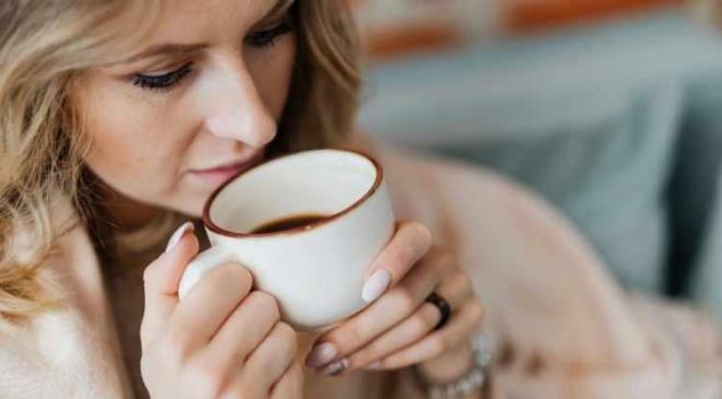 <p><span><strong>"EN D�KKAT �EK�C� G�NE� ALTINDA G�ZLEN�YOR"</strong></span></p>    <p><strong>Kafeinin sadece i�ilerek de�il, farkl� formlarda da etkili bir koruma sa�lad���n� s�yleyen Dr. Kawasumi, "Kahve olarak i�mek, hap �eklinde almak ya da merhem olarak cilde s�rmek - hepsi deri kanserini �nlemede etkili y�ntemler. Kafein bir antioksidan olarak etki ediyor; serbest radikalleri n�tralize ediyor ve cilt h�crelerini koruyor. Ancak en dikkat �ekici etki, yine g�ne� alt�nda g�zleniyor. G�ne� alt�nda kahve i�ti�inizde kafein sizi zaten g�ne�in zararl� ���nlar�ndan koruyor. Kafein bu durumda adeta bir g�ne� koruyucu gibi i�lev g�r�yor" de�erlendirmesinde bulundu.</strong></p>