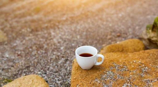 <strong>Uzun y�llard�r kafein t�ketiminin cilt sa�l���na etkisini ara�t�ran Dr. Kawasumi, y�r�tt��� �al��malarda kafeinin �zellikle g�ne� �����yla etkile�ime girdi�inde deri kanserine kar�� g��l� bir koruma sa�lad���n� dile getirdi.</strong>