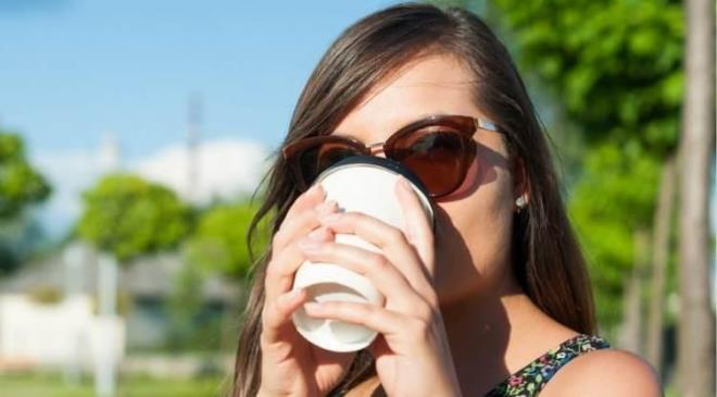 <p><span><strong>"KAFE�N G�NE�LE B�RL�KTE �ALI�IYOR"</strong></span></p>    <p><strong>Kafein ve g�ne� ����� aras�ndaki �zel ba�� vurgulayan uzman isim, "Kahve i�ti�imizde kafein t�m v�cuda yay�l�yor. G�ne� ����� cildimizle temas etti�inde kafein aktive oluyor ve kanseri �nleyen proteinleri harekete ge�iriyor. Yani kafein, g�ne�le birlikte �al���yor. Deri kanserini �nleyebilmek i�in kahveyi g�ne� ���nlar�na maruz kald���n�z s�rada i�melisiniz. Yani sahilde? Sahilde, plajda kahve i�mek bu nedenle �ok etkili. Kafein bizi, g�ne�e maruz kald���m�z zaman deri kanserinden koruyor. K�sacas� zamanlama �ok �nemli."</strong></p>