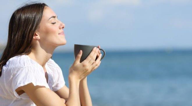 �nl� Dermatoloji Uzman� Do�. Dr. Masaoki Kawasumi, kafein ve g�ne� ����� aras�ndaki ba�lant�ya dikkat �ekerek �nemli bilgiler payla�t�. "Kafeinin as�l g�c�, g�ne� �����yla birle�ti�inde ortaya ��k�yor." diyen uzman isim, deri ve cilt sa�l��� i�in tavsiyelerde bulundu.