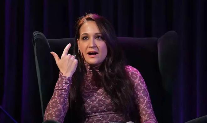 "Bir ara diyordum. Art�k demiyorum. Deniz manzaral� bir evde ya�ay�nca bir s�re sonra denize bakmay� b�rakmak gibi bir �ey."<br>  BARI� ARDU�: E��M NE D�YORSA DO�RUDUR  <br>  Bar�� Ardu� ise e�inin s�zlerine sahip ��karak 'Ne diyorsa do�rudur, benim kar�m' diyerek han�mc�l���n� konu�turmu�tu.