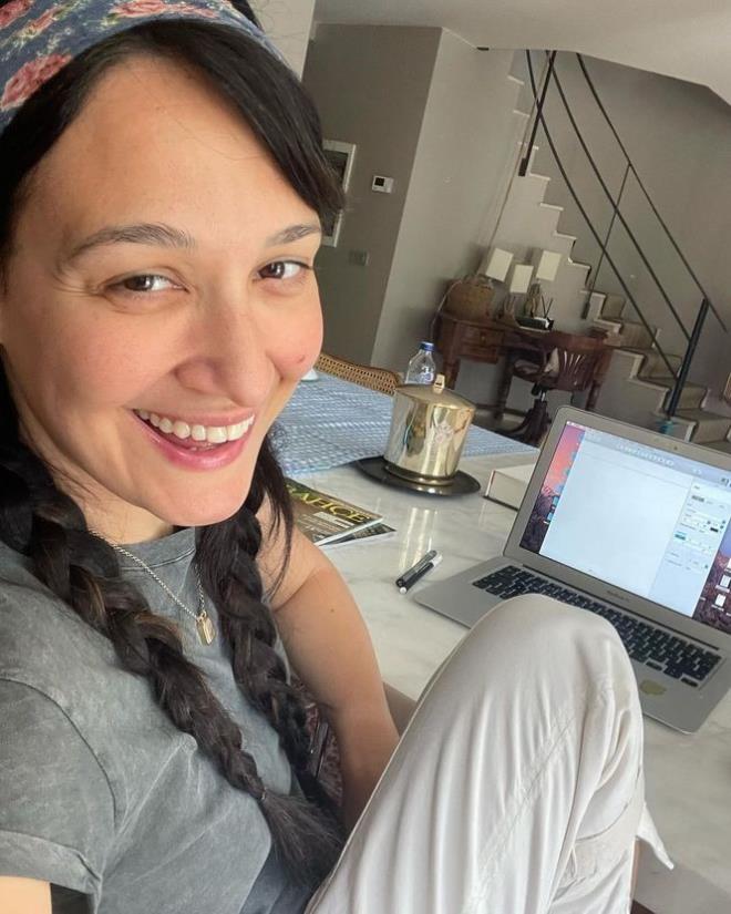 �zel hayatlar�n� g�zlerden uzak s�rd�rmelerine ra�men s�k s�k magazin g�ndeminde yer alan �nl� �ift, evlilikleriyle be�eni topluyor.