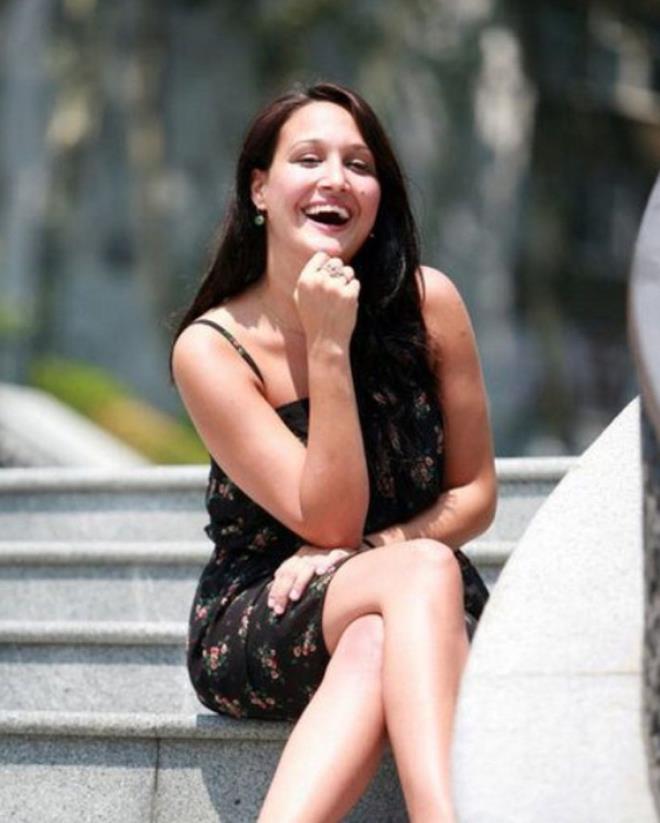 "B�R ARA D�YORDUM"  <br>  Ba�ar�l� oyuncu ve senarist Gupse �zay, konuk oldu�u bir YouTube program�nda hayranlar�ndan gelen yorumlar� yan�tlam��t�. Bir takip�i: "Gupse her sabah 'Kocama bak be!' diyordur." �eklinde bir yorum yapm��t�. �zay ise espirili bir dille ��yle yan�t verdi: