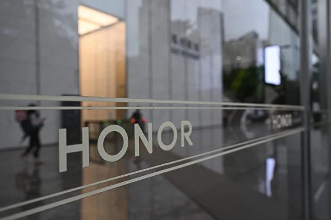 <h2>T�rkiye pazar� vurgusu</h2><p>Honor T�rkiye Kurumsal �leti�im M�d�r� H�seyin Kaan Karaca, T�rkiye'nin marka i�in stratejik �neme sahip oldu�unu belirtti. Karaca, Honor'un T�rkiye'de her y�l gelirlerini ikiye katlad���n�, ak�ll� telefon ve tablet kategorilerinde sat��lar�n� art�rd���n� ifade etti. Magic8 Lite'�n geli�tirme s�recinde kullan�c� geri bildirimlerinin belirleyici oldu�unu vurgulayan Karaca, dayan�kl�l�k, pil �mr� ve uzun s�reli yaz�l�m deste�inin bu modelin temel odak noktalar� oldu�unu kaydetti.</p>