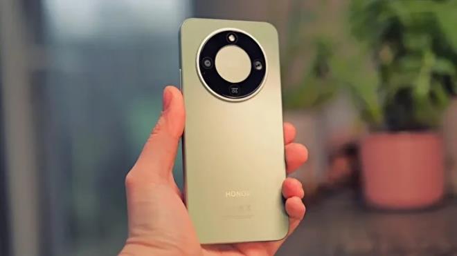 <h2>Kamera, performans ve T�rkiye fiyatlar�</h2><p>Honor Magic8 Lite'ta optik g�r�nt� sabitlemeli 108 MP ana kamera ve 5 MP yard�mc� kamera yer al�yor. 16 MP �n kamera, �z�ekim ve g�r�nt�l� g�r��meler i�in konumland�r�ld�. </p><p><br></p><p>Snapdragon 6 Gen 4 platformu ve GPU Turbo teknolojisi, g�nl�k kullan�m ve mobil oyunlarda stabil performans hedefliyor. T�rkiye'de Orman Ye�ili, K�z�l Kahve ve Gece Siyah� renkleriyle sat��a sunulan cihaz; 8 GB RAM ve 256 GB depolama se�ene�iyle 25 bin 999 lira tavsiye edilen fiyatla listelenirken, tan�t�ma �zel olarak 31 Aral�k'a kadar 21 bin 999 liradan ba�layan fiyatlarla Hepsiburada �zerinden t�keticilerle bulu�uyor.</p><p><br></p><p>Cihaz�n, 8 GB RAM + 512 GB depolama se�ene�i ise Vatan Bilgisayar ve Teknosa ma�azalar�nda 27 bin 999 lira tavsiye edilen sat�� fiyat�yla, "bundle kampanyas�" kapsam�nda raflardaki yerini ald�.</p>