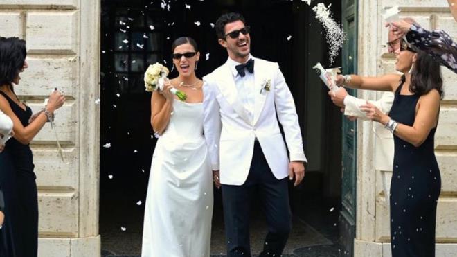 <strong>KAAN YILDIRIM'IN YEN� E�� K�MD�R?</strong><br>Oyuncu Kaan Y�ld�r�m, 2019 y�l�nda Ezgi Ey�bo�lu'ndan bo�and�ktan hemen sonra Hadise&nbsp;ile birlikte oldu. Bu ili�ki 2021 y�l�na kadar devam etti. Kaan Y�ld�r�m, 2022 y�l�nda a�k ya�amaya ba�lad���&nbsp;P�nar Deniz&nbsp;ile 17 Eyl�l 2024 tarihinde&nbsp;Roma'da evlendi.