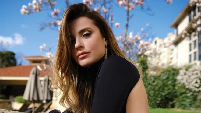 �stanbul&nbsp;Emniyet M�d�rl��� Narkotik Su�larla M�cadele �ube M�d�rl��� ekiplerince ger�ekle�tirilen operasyonda, g�zalt�na al�nan isimlerden bir tanesi �nl� oyuncu&nbsp;Ezgi Ey�bo�lu&nbsp;oldu. Ezgi Ey�bo�lu'nun da aralar�nda oldu�u 8 ki�i hakk�nda da g�zalt� karar� ��kt�. Bu ki�iler Eser K���kerol, �smail Ahmet Ak�ay, oyuncu Ezgi Ey�bo�lu, Yi�it Macit, Mehmet Ali G�l, Gizem T�redi, Mehmet G��l� ve Saim Macit.&nbsp;D�n ger�ekle�en operasyonda ise&nbsp;Aleyna Tilki, �rem Sak, Danla Bilic&nbsp;ve&nbsp;M�mine Senna Y�ld�z&nbsp;g�zalt�na al�nm��, Adli T�p Kurumu'nda sa� ve kan �rnekleri al�nd�ktan sonra serbest b�rak�lm��t�.&nbsp;Yusuf G�ney, Cihan �ens�zl�&nbsp;ve&nbsp;Melisa D�ngel&nbsp;adreslerinde bulunamam��, yurt d���nda oldu�u tespit edilen&nbsp;�eyma Suba��, �evval �ahin&nbsp;ve&nbsp;Mert Vidinli&nbsp;hakk�nda ise yakalama karar� ��kar�lm��t�.<br>Peki kimdir Ezgi Ey�bo�lu? �nl� bir aileden gelen Ezgi Ey�bo�lu bir �nl� isimle de 3 y�l s�reyle evli kalm��t�. ��te Ezgi Ey�bo�lu portresi;