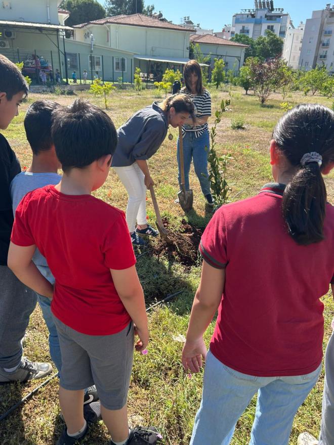 "10 Kitapla Binlerce Kalbe Dokundu"<br>  E�itimde f�rsat e�itli�ini destekleyen ��retmen, kaleme ald��� 10 hikaye kitab�nda do�aya, hayvanlara ve insanlara nezaket temalar�n� i�leyerek �ocuklar�n d�nyas�nda iz b�rakt�.