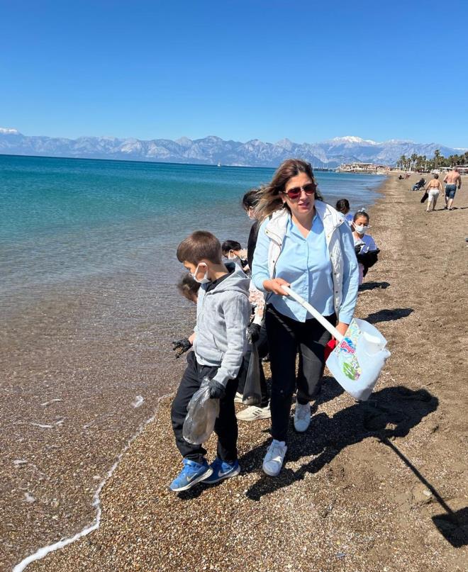 "Kazan�rsa 1 Milyon Dolar� Payla�acak"<br>  Global Teacher Prize'da birincilik �d�l�n� kazan�rsa, 1 milyon dolarl�k �d�l�n yar�s�n� kanser hastalar�na, di�er yar�s�n� ise k�z �ocuklar�n�n e�itimine ba���layaca��n� s�yleyen �ener, "Bu �d�l T�rkiye'nin �d�l�" dedi.