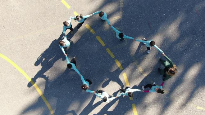 "139 �lkeden Gelen Binlerce ��retmen Aras�nda"<br>  22 y�ll�k s�n�f ��retmeni ve okul m�d�r� olan �ener, 139 �lkeden 5 binden fazla ��retmenin ba�vurdu�u Global Teacher Prize yar��mas�nda ilk 50 finalist aras�na giren tek T�rk ��retmen oldu.