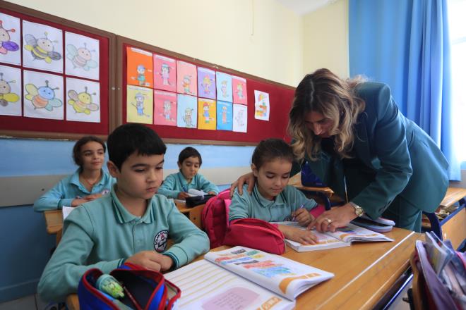 <p class="my-2 [&+p]:mt-4 [&_strong:has(+br)]:inline-block [&_strong:has(+br)]:pb-2">"E�itimde �yili�i Merkeze Ald�"<br>  "�yilik bula��c�d�r, iyilik d�nyay� g�zelle�tirir" diyerek ��rencilere �retkenlik, erdem ve duyarl�l�kla yakla�an �ener, s�rd�r�lebilir �evre ve toplumsal fark�ndal�k temal� projeleriyle fark yarat�yor.</p>  <hr class="bg-subtle h-px border-0" node="[object Object]">