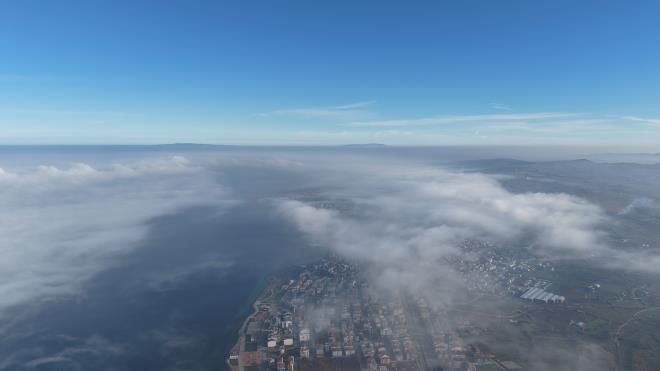 <strong>1915 �anakkale K�pr�s� sis bulutlar� aras�nda</strong><br>  2023 metre orta a��kl���yla d�nyan�n en uzun asma k�pr�s� olan 1915 �anakkale K�pr�s�, sis deniz �zerine ��kerken adeta g�r�nmez hale geldi. Dronla kaydedilen g�r�nt�ler etkileyici bir manzara olu�turdu.