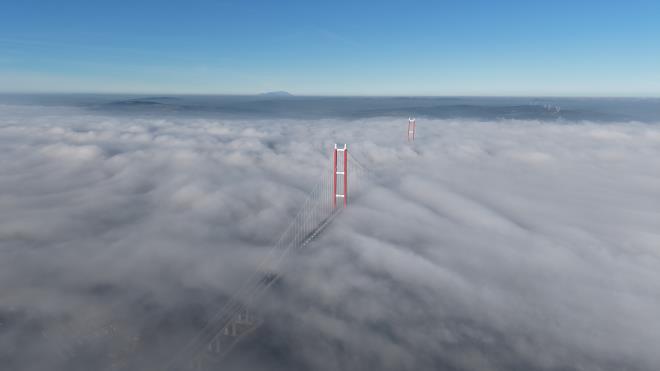 <strong>Gemi trafi�i ge�ici olarak durduruldu</strong><br>  �anakkale Bo�az� Gemi Trafik Hizmetleri M�d�rl��� yetkilileri, kuzey ve g�ney giri�lerinde bekleyen gemi kaptanlar�n� telsizle uyararak trafi�in kapat�ld���n� bildirdi. Gemiler, demirleme b�lgelerinde beklemeye ba�lad�.