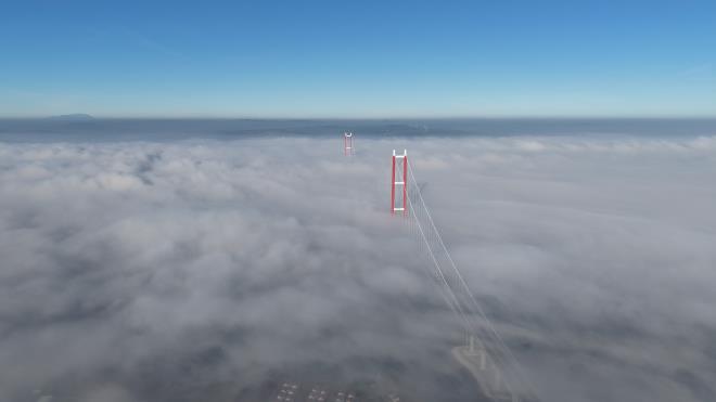 <strong>Do�ayla birle�en muhte�em manzara</strong><br>  Sis bulutu i�inde kaybolan 1915 �anakkale K�pr�s�, adeta do�an�n bir par�as� gibi g�ky�z�yle b�t�nle�ti. Drone g�r�nt�leri, k�pr�n�n ihti�am�n� bir kez daha g�zler �n�ne serdi.