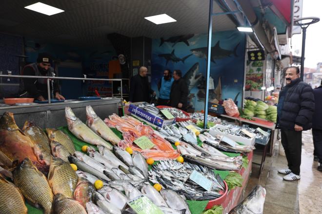 <strong>So�uyan Hava Bal�k Tezgahlar�n� Doldurdu</strong><br>  So�uk havalar Elaz��'da vatanda�lar� bal�k tezgahlar�na y�neltti. Bal�k t�rlerinin artt��� tezgahlarda yo�unluk g�n ge�tik�e art�yor.