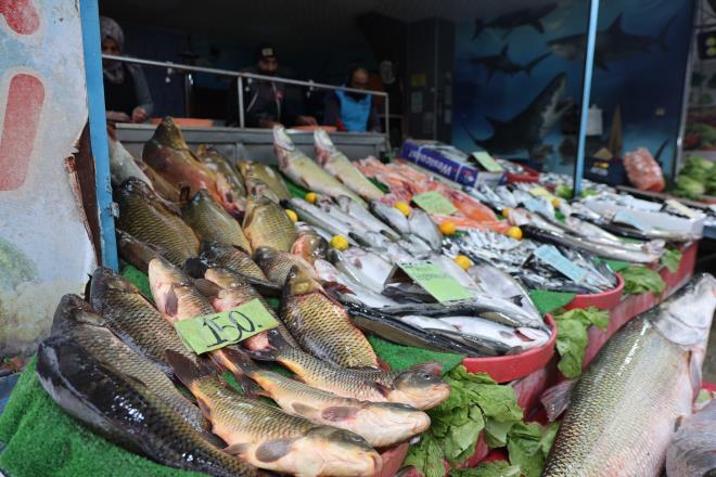 <strong>"Haftada �ki Kez Bal�k Yiyin"</strong><br>  Bal�k�� Ramazan Erdo�an, bu y�l hamsi ve istavritin bol oldu�unu belirterek, vatanda�lara sa�l�k i�in haftada en az iki defa bal�k t�ketmelerini tavsiye ediyor.