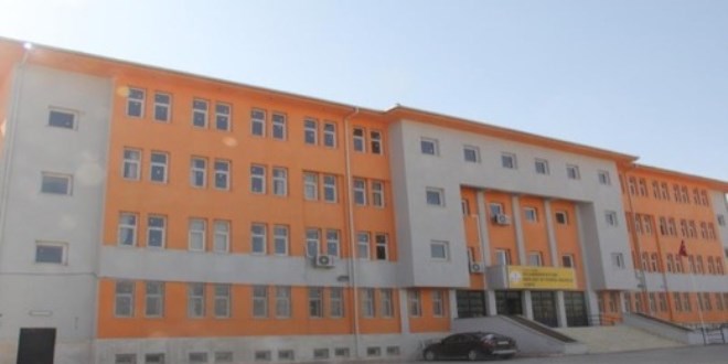 Lisede Taciz �ddias�: ��retmen G�zalt�nda