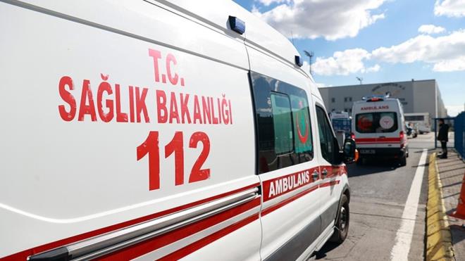 <strong>Ambulanslar Okula Geldi, �nceleme Ba�lat�ld�</strong><br>  Olay yerine h�zla ula�an ambulanslar ve sa�l�k ekipleri, ilk m�dahaleyi okulda yapt�ktan sonra durumu ciddi olan ��rencileri Y�z�nc� Y�l �niversitesi Dursun Odaba� T�p Merkezi ile Van E�itim ve Ara�t�rma Hastanesine sevk etti. Yetkililer, olayla ilgili incelemenin s�rd���n� a��klad�.