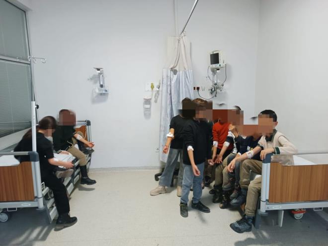 <strong>Yerli Mal� Haftas� Etkinli�i Sonras� 23 ��renci Rahats�zland�</strong><br>  Van'�n Edremit il�esindeki Mehmet Akif �nan �lkokulu'nda, Yerli Mal� Haftas� kapsam�nda d�zenlenen programda ��renciler yedikleri yiyeceklerin ard�ndan mide bulant�s� ve kusma �ikayetleri ya�ad�. Durumu fark eden okul idaresi, 112 Acil �a�r� Merkezi'ne haber vererek sa�l�k ekiplerinden yard�m istedi.