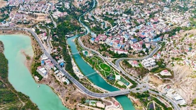 <p><span style="color:#FF0000"><strong>1 - TUNCEL�</strong></span></p>    <p><strong>Listenin zirvesinde yer alan �ehir ise Tunceli! �ehirde genel ortalama ya�am s�resi: 80,55 y�l.</strong></p>    <p><strong>Kad�nlarda ortalama ya�am s�resi ise 84,1 y�l, erkeklerde ortalama ya�am s�resi 77 y�l.</strong></p>