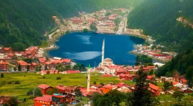 <p><span><strong>4 - TRABZON</strong></span></p>    <p><strong>Listenin 4'�nc� s�ras�nda yer alan Trabzon'da genel ortalama ya�am s�resi 80,3 y�l.</strong></p>    <p><strong>Kad�nlarda ortalama ya�am s�resi 83,8 y�l, erkeklerde ise ortalama ya�am s�resi 76,8 y�l.</strong></p>