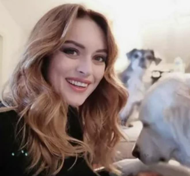 �an s�nav� i�in beklerken, �st s�n�ftan birka� ��renci geldi ve bana 'Ne s�yleyeceksin?' diye sordular. 'Mozart'tan Karde�lik �ark�s�' diye cevap verdim. Beni, 'Buras� �an b�l�m� de�il, oyunculuk okulu. A�z�ndan ��kan� v�cudunla g�sterebiliyor musun?' diye ele�tirdiler. Hocalar �ok g�ld�, ben de �ark�y� el hareketleriyle s�ylemeye ba�lad�m. Ne safm���m!" diyerek y�llar �nceki deneyimini g�lerek anlatt�.