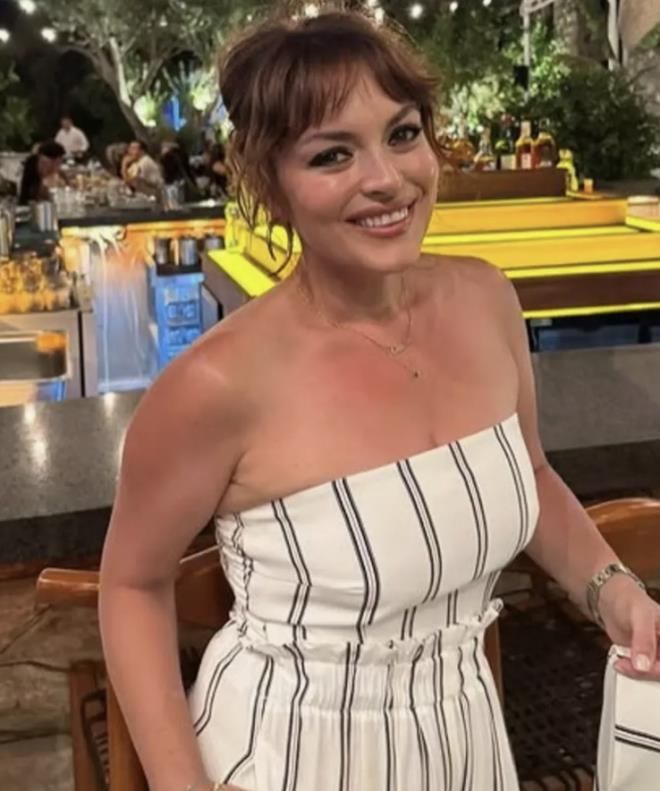 Ayr�ca, "En son ne zaman kaz�k yedin?" sorusuna da samimi bir yan�t veren Bozoklu, "Evet, kaz�k yedim ve h�l� sindiremedim. Ama o kaz���n ne oldu�unu asla s�ylemeyece�im" dedi. "Hayat�ndan en son ��kard���n ki�i kim ve neden ��kard�n�z?" sorusuna ise, "�nsanlara yans�tt��� imaj�n�n kendi ger�e�iyle alakas� olmad��� i�in birini ��kard�m" yan�t�n� verdi.