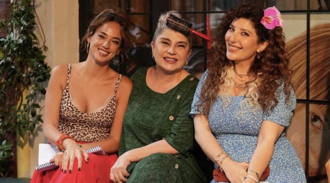 �brahim Selim'in sundu�u "�brahim Selim ile Bu Gece" program�na konuk olan �ebnem Bozoklu, 2019 y�l�nda gazeteci ve k��e yazar� Kanat Atkaya ile evlendi�ini ve mutlulu�un s�rr�n� �zkan U�ur'dan ��rendi�ini s�yledi.