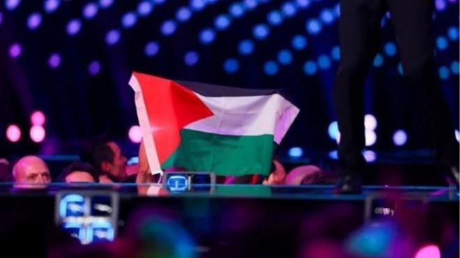 <strong>Eurovision'un bu kararlar� almas�n�n arkas�nda ise d���k kat�l�m yer al�yor. Avrupa Yay�n Birli�i (EBU), gelecek y�l yar��maya sadece 35 �lkenin kat�laca��n� belirtti. Bu, 2003 y�l�ndan beri g�r�len en d���k say�.</strong>