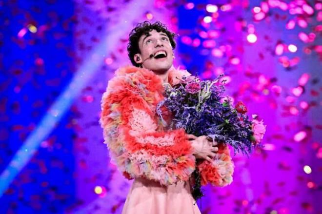 <strong>2024 y�l�nda "The Code" �ark�s� ile �svi�re'yi temsil eden ve Eurovision �ark� Yar��mas�'nda �ampiyon olan sanat�� Nemo ve 1994 �ampiyonu �rlandal� �ark�c� Charlie McGettigan �d�llerini iade etti.</strong>