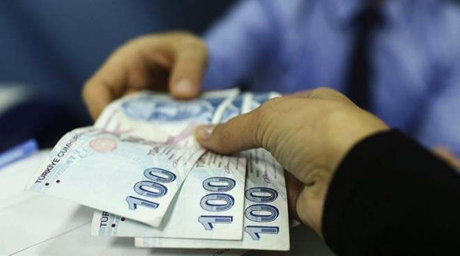 ?Asgari �cret Art��� Tek Ba��na ��z�m De�il?<p>    De�erlendirmelerde, asgari �crette yap�lacak art���n tek ba��na ekonomik sorunlar� ��zmeyece�i de dile getiriliyor. �cret art��lar�n�n i�veren maliyetlerini y�kseltti�i, bunun da zincirleme �ekilde �r�n ve hizmet fiyatlar�na zam olarak yans�d��� belirtiliyor.