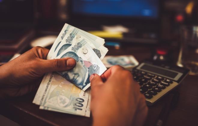 T�rkiye?de yakla��k 17 milyon 265 bin �al��an�n bulundu�u, bunlar�n 15 milyonunun �zel sekt�rde, 2 milyonunun ise kamuda g�rev yapt��� belirtiliyor. Ortalama �cretlerin 30 bin lira civar�nda oldu�u, kamuda bu rakam�n 36 bin liraya yakla�t��� ifade ediliyor. Bu nedenle asgari �cretteki art���n yaln�zca asgari �cretlileri de�il, di�er �cret gruplar�n� da do�rudan etkileyece�i vurgulan�yor.