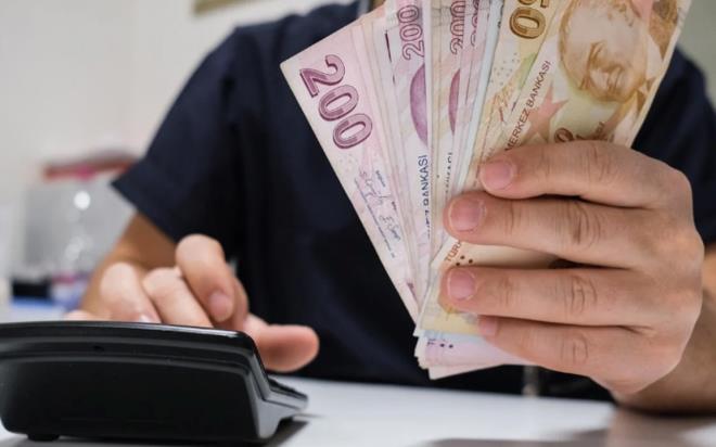 Asgari �cret Tespit Komisyonu'nun son toplant�lar�yla birlikte g�zler a��klanacak rakama �evrildi. Art�� oran� ve yeni d�zenlemenin ayr�nt�lar� kulislerde yo�un bir �ekilde konu�uluyor. SGK Uzman� �zg�r Erdursun'un s�rece ili�kin yapt��� de�erlendiremeler, kulisleri hareketlendirdi. Erdursun rakam verdi...