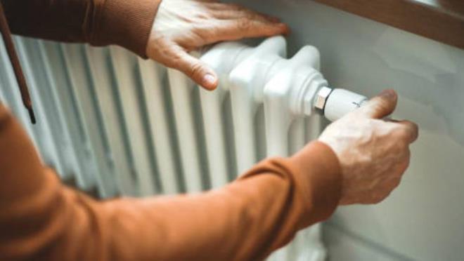 PETEK DENGELEMES� YAPARAK ISI DA�ILIMINI E��TLEY�N<p>    Baz� petekler s�cak olurken baz�lar� neredeyse buz gibi olabilir. Bu bir dengeleme problemidir. Havas� al�nd��� halde �s�nmayan petek sorunu �o�unlukla dengeleme eksikli�i nedeniyle ortaya ��kar. Bu durumu ��zmek i�in ?hidrolik dengeleme? olarak bilinen i�lem yap�labilir. Peteklerin alt vanalar� kullan�larak su ak��� ayarlan�r. Kombiye en yak�n olan peteklerin alt vanalar� biraz k�s�l�rken, en uzak peteklerin vanalar� tam a��k b�rak�labilir. B�ylece t�m petekler e�it miktarda su al�r ve �s�nma sorunu ��z�l�r.