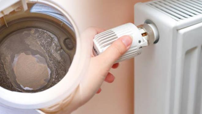 KOMB� BASINCINI KONTROL ED�N VE GEREK�RSE AYARLAYIN<p>    Kalorifer sisteminin kalbi kombi, do�ru bas�n� seviyesinde �al��m�yorsa, s�cak su peteklere gitmez. Kombi bas�nc�n�n genellikle 1.0 ile 2.0 bar aras�nda olmas� gerekir. Havas� al�nd��� halde �s�nmayan petek problemi ya��yorsan�z, kombinizin bas�nc�n� hemen kontrol etmelisiniz. Bas�n� d���kse, kombi alt�ndaki doldurma muslu�unu kullanarak su takviyesi yap�labilir. D���k bas�n�, �zellikle y�ksek katl� binalarda �st kat peteklerinin �s�nmamas�na sebep olur. Basit bir i�lem gibi g�r�nse de, bu kontrol bazen t�m sistemi etkileyen kritik bir sorunu ��zer.